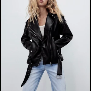 Zara skinnjacka storlek s - Skinnjacka från zara i storlek s. Prislapp är kvar, den är oanvänd. Oversize! Så fin men kommer inte till användning. Frakt eller mötas upp, båda funkar. Frakt kostar 66kr