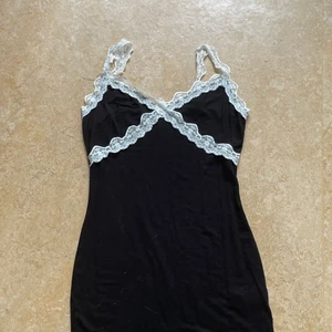 Klänning med spets - Klänning med spets. Skriv gärna vid frågor. Jag kan också fixa bild med den på om nån vill!