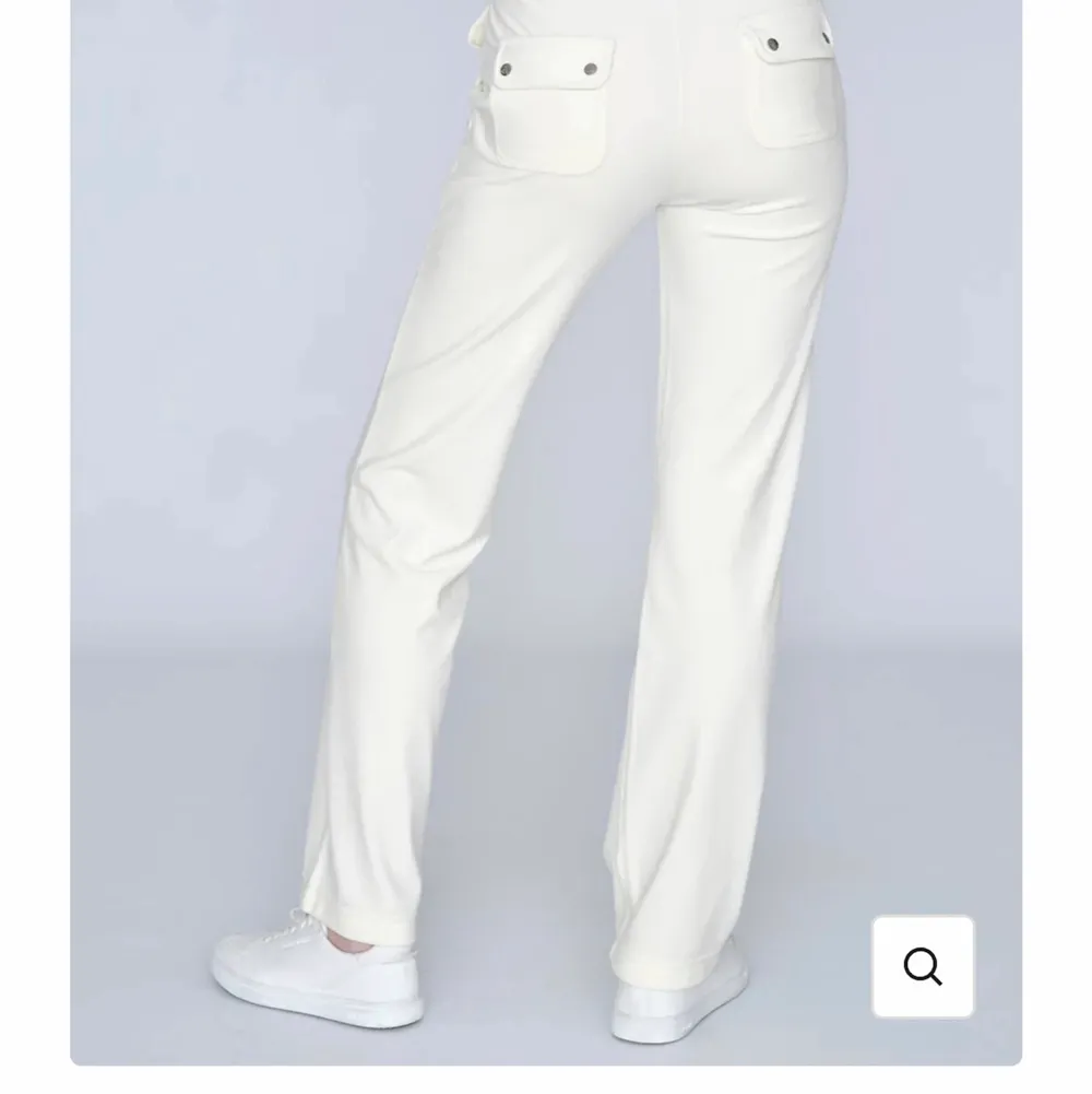Säljer ett par juicy byxor i färgen vit och storleken är S. Knappt använda nästan som nya. Möts upp i hbg men kan även frakta. Vid intresse eller fler bilder kontakta mig privat❤️. Jeans & Byxor.