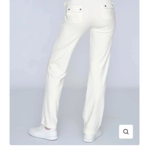Juicy couture - Säljer ett par juicy byxor i färgen vit och storleken är S. Knappt använda nästan som nya. Möts upp i hbg men kan även frakta. Vid intresse eller fler bilder kontakta mig privat❤️