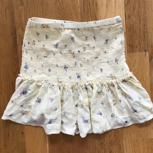 Blommig kjol/topp - En jättefin gul blommig kjol köpt på barnavdelningen på Kappahl.💙 personligen tycker jag den är mycket finare som en topp och jag har tidigare använt den som topp❤️