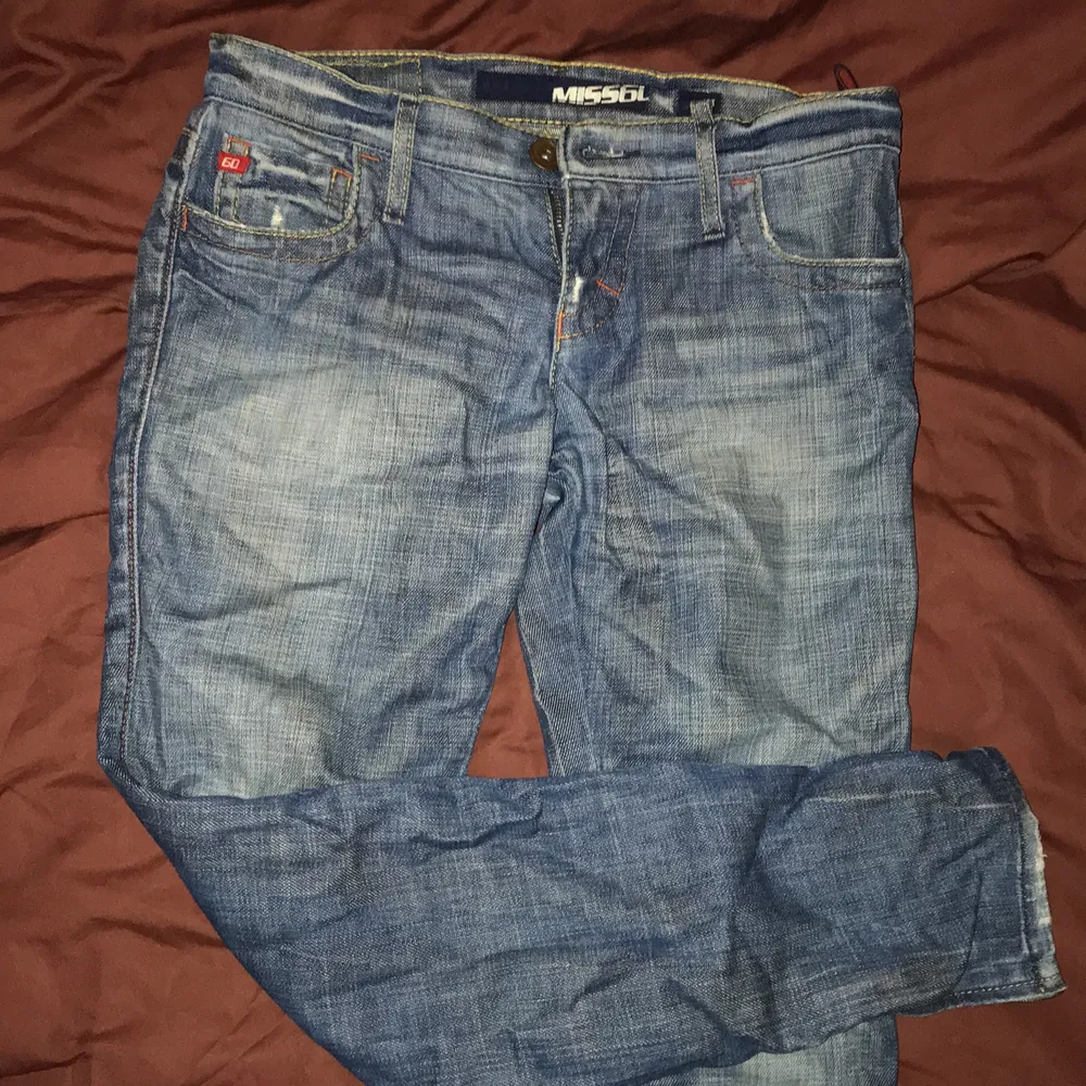 Måste tyvärr sälja mina älskade miss sixty jeans som tyvärr inte passar mig längre. Det är jätte cool tag på dom där bak och slitsen har dragkedja. 72cm längd. Jeans & Byxor.