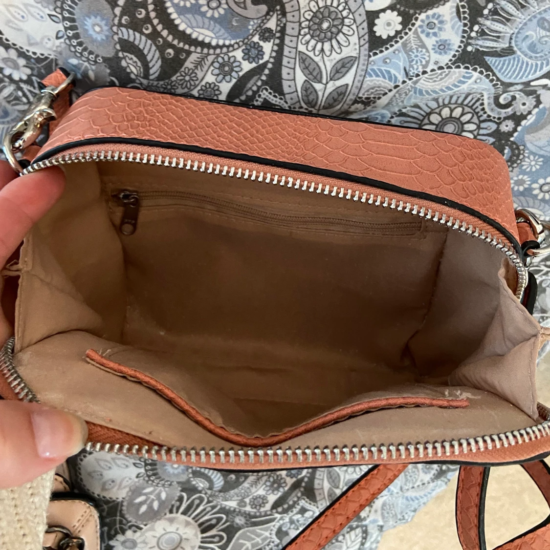 Rosa väska i fakeskinn - 91