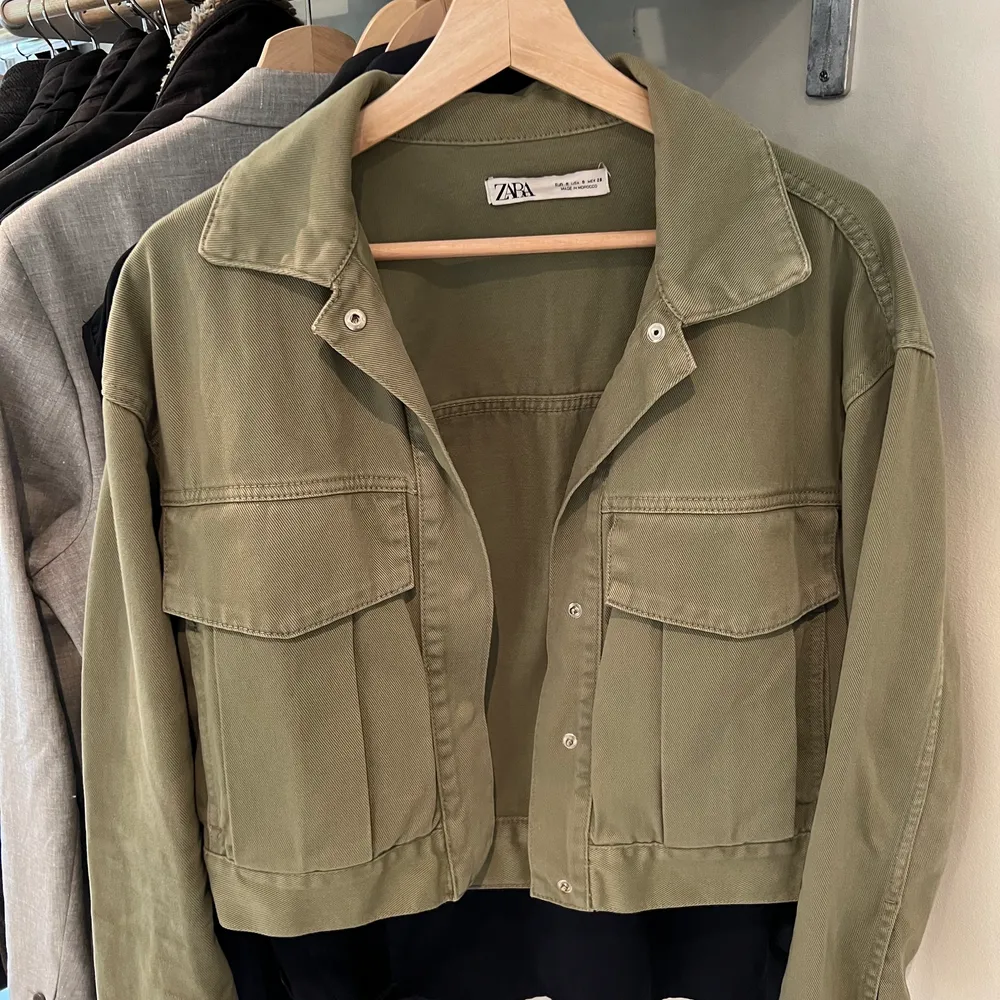 En väldigt snygg jacka från Zara i militärgrön färg. Den är croppad och passar därför väldigt bra till både jeans/ byxor/ klänning och kjol/ shorts. Köparen står för frakten!💓. Jackor.