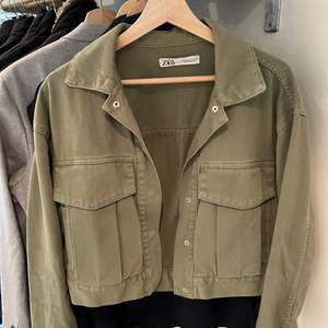 En väldigt snygg jacka från Zara i militärgrön färg. Den är croppad och passar därför väldigt bra till både jeans/ byxor/ klänning och kjol/ shorts. Köparen står för frakten!💓