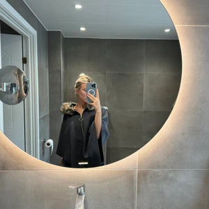 Poncho - One Size  - Grå poncho med päls krage (ej äkta). Köpt för några år sedan men använd ändats en gång. Skriv för mer info eller bilder. 