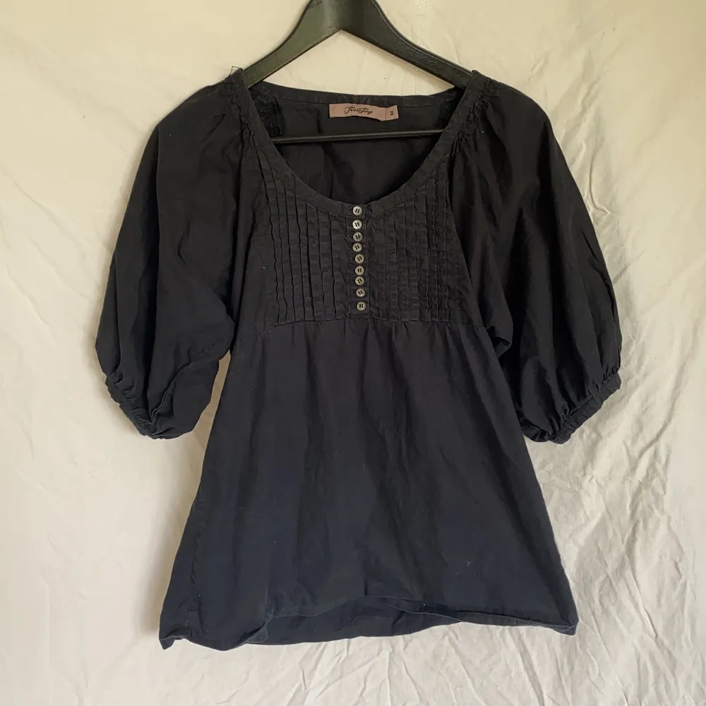 Jättefin blus från twist and tango! Köparen står för frakt (49 kr postnord spårar frakt) och jag kan skicka dagen efter 📦💖. Puserot.