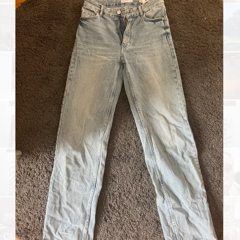 Snygga raka jeans från bershka. De är i bra skick men jag har tyvärr växt ut dem.💓 jag är 168. Jeans & Byxor.