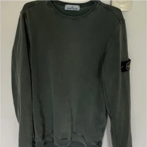 Stone island tröja  - Säljer min Stone island tröja i okej skick, den är en storlek M och passar mig som har mellan storlek L och m perfekt. Priset är ej hugget i sten och kan gå ner lite grann vid smidig affär. Kan frakta om så önskas.
