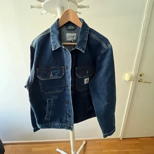 Carhartt jacka, oanvänd - Carhartt jeans jacka - M, 1350kr  Passar dig som har medium och mindre large. Köparen står för frakt.