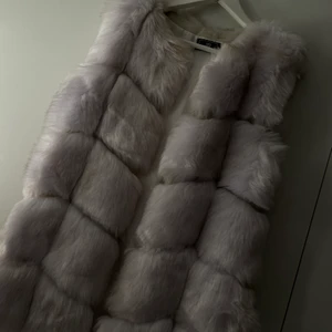 Pälsväst  - Pälsväst grå i storlek m. Inte äkta päls 