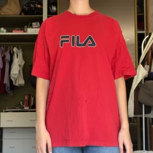 Röd Fila t-shirt - Ball röd t-shirt från fila som är väl använd men fortfarande i bra skick. Varit en favorit men blir sällan använd längre 😢