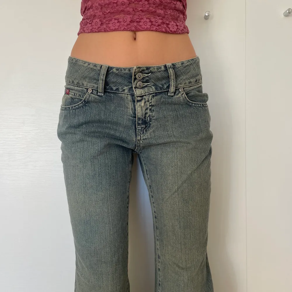 jeans köpta från sellpy men är märket ripcurl. lågmidiade och utsvängda. oanvända av tidigare ägare och prislapp kvar på 849kr.  midjemåttet är 74cm och innerbendlängden är 80cm!!❣️. Jeans & Byxor.