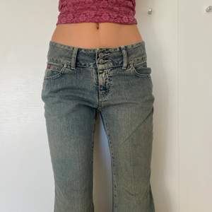jeans köpta från sellpy men är märket ripcurl. lågmidiade och utsvängda. oanvända av tidigare ägare och prislapp kvar på 849kr.  midjemåttet är 74cm och innerbendlängden är 80cm!!❣️