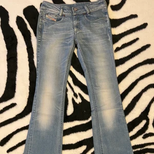Diesel jeans - Såå så snygga lågmidjade diesel jeans. Passar Xs-S. Är snyggt till allting och perfekt nu till hösten😙 Dem är lite flare i modellen och lågmidjade. Har tyvärr inte bilder med dem på och kan ej ta pga att dem inte passar mig. Passar någon mellan ca 160-175