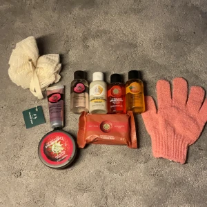  Säljer (The body shop) allt på första bilden 300kr eller 120 kr/bild✨💕 -  Säljer “The body shop” allt 300 ett sett 120kr aldrig använt och helt nytt köparen står för frakt 🚚 
