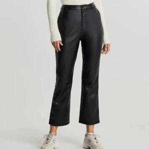 Skin byxor svarta  - Ett par svarta helt oanvända skin byxor från Gina tricot, prislappen är kvar. 🖤