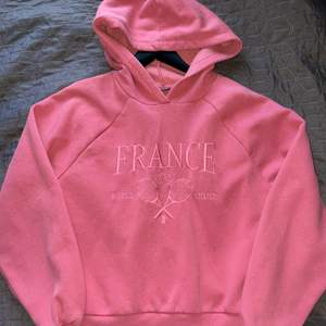Mysig rosa hoodie från Gina, varsamt använd, i bra skick💗