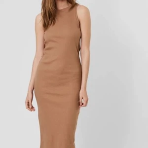 Veromoda midiklänning - Figurnära klänning , fin nude färg andvänt 1 gång , xs men går också med s
