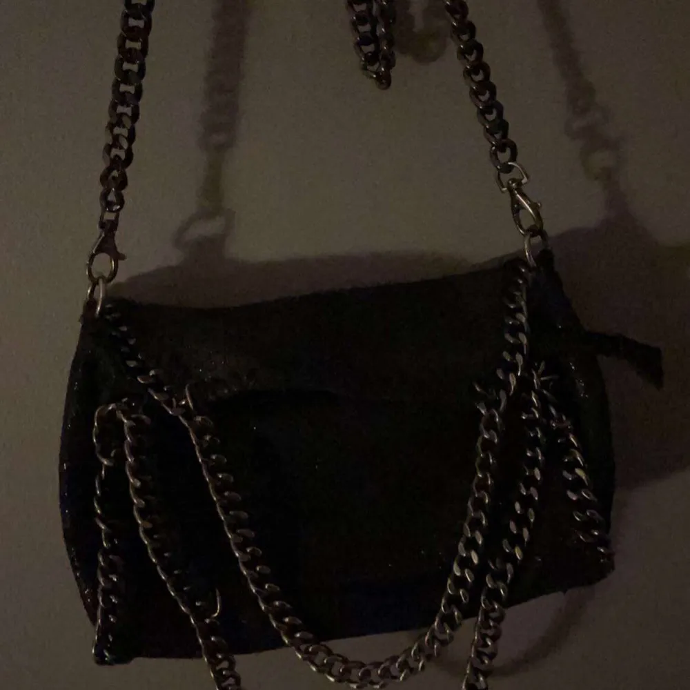Jättefin liknande Stella McCartney väska i färgen svart, säljer för inte använder längre, mellanstor som får plats med mycket❤️. Accessoarer.