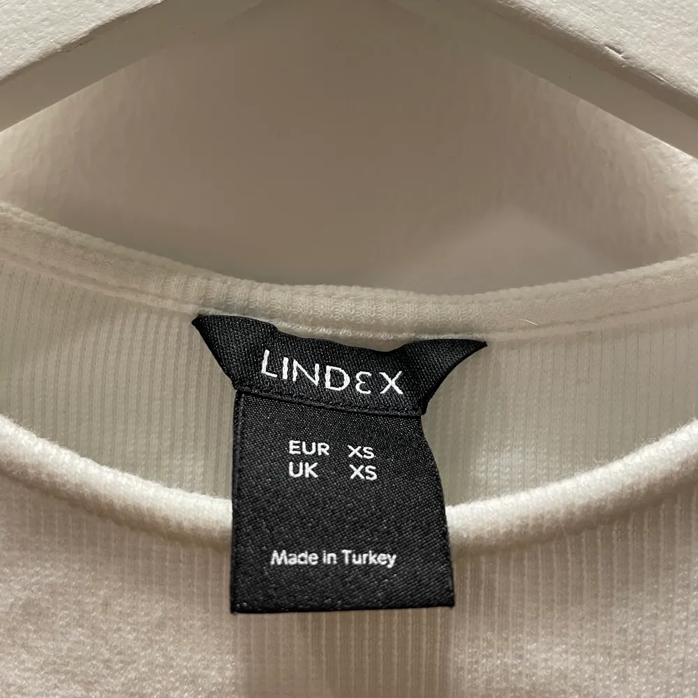 En jättefin vit ribbad tröja från Lindex i xs men passar mig som har S.. Toppar.