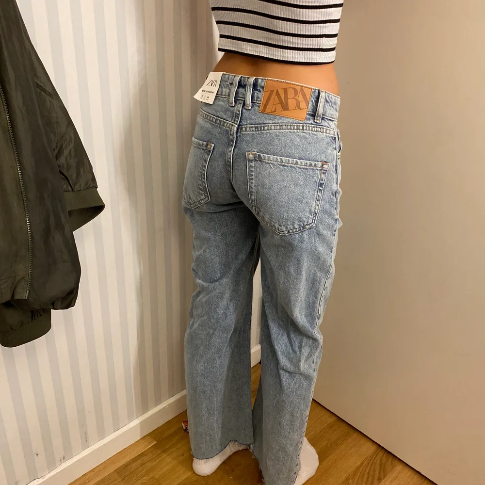Säljer nu mina oanvända zara jeans. De sitter typ low/mid waist på mig och är raka längst benen. Stl är 34 och jag är runt 165. Flera intresserade budgivningen och köparen står för frakt. Kontakta mig vid frågor💕. Jeans & Byxor.