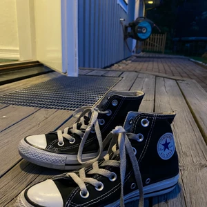 Svarta converse - Säljer ett par svarta converse storlek 36!💓 Säljer billigt för dom är lite slitna 🥰tar inga returer och tryck ej på köp nu!