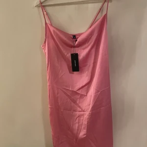 Rosa sidenklänning  - Ny med lappar! Rosa siden i strl 36