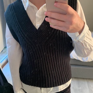 Stickad väst - Säljer denna superfina stickade väst från Gina då den aldrig har kommit till användning!🖤 Den är lite oversized i modellen men stylar man den rätt sitter den superfint!🖤  Köptes för ett drygt år sedan men har aldrig använts!🤍  (frakten ingår i priset!)