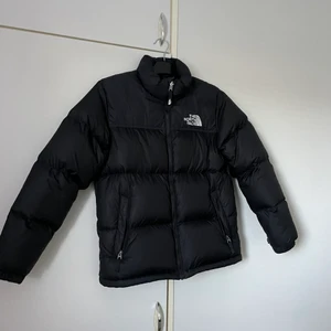 The north face jacka  - Plagget är xl i barnstorlek men jag skulle säga att den är som s. Nyskick. Jag säljer den för att jag  vill ha en annan jacka💓Kontakta mig för frågor eller fler bilder. Ny pris är runt 2300kr