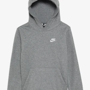 Grå Nike Hoodie  - Grå Nike hoodie, passar dem som är 158-170 cm ungefär beroende på hur man vill att den ska sitta, bra kvalité✨