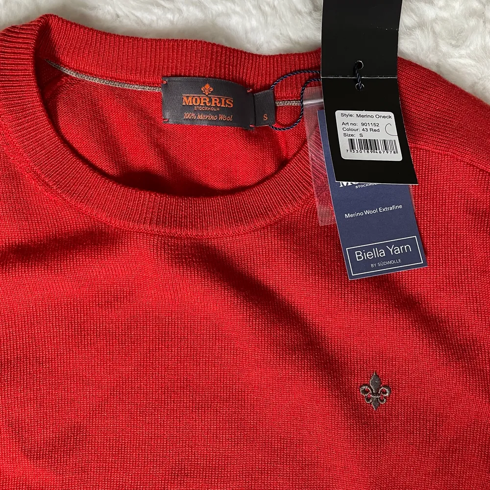 Helt ny röd Morris tröja i storlek S, taggar och extra tråd är kvar. Aldrig använd därav inga slitningar. Nypris ligger på 700-800kr. Tröjor & Koftor.