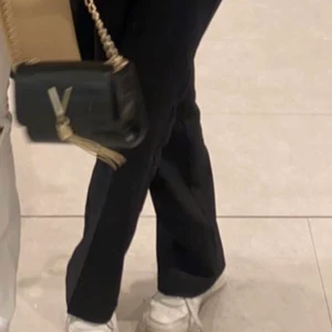 Bikbok kostymbyxor - Ett par mid waist svarta kostymbyxor från bikbok i ny skick! Skit snygga säljer då de blivit försmå! 