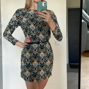 Autumn dress with a nice cut out on the back. On the picture I use a belt as I was always wearing it with one. I am size small and it fits perfectly 