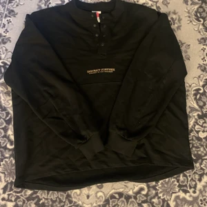 District fortysix tröja - Tröja från district fortysix, köpt på junkyard i strl M. Sitter väldigt bra och är väldigt skön. 250kr.