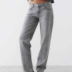 Säljer mina gråa low waist jeans från Gina. Dem är slutsålda på hemsidan. 