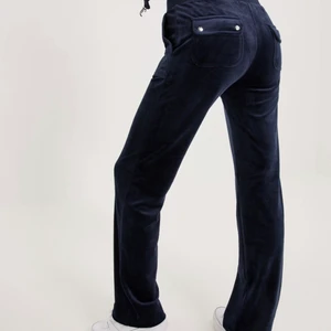 Juicy couture  - Kontakta för bilder Säljer nu mina  juicy couture byxor i färgen night sky som är använda men i toppskick. Dom är köpa på Nelly.com hemsida för 1100kr, jag kommer att sälja mina för 850kr! Men priset kan diskuteras eller sänkas i utbyte mot något annat!  