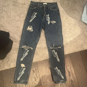 Super snygga höstliga jeans - Super snygga sandro jeans med blixtrar och lite diskreta hål. Mörk blå.❤️storlek XS. Använd 2 gånger men syns inte. Säljer pga att dom blev lite för små för mig💕😢