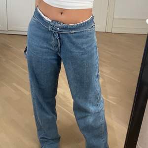 Supersnygga lågmidjade jeans 💗 använda fåtal gånger, därför i jättefint skick! De är egentligen herrmodell men funkar såklart för tjejer oxå. Jag har storlek 27/28 i midja och 30 i längd i de flesta jeans💗 Säljer då de tyvärr är för långa för mig.