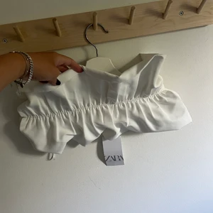 Bandeau topp med volang - Cool party topp, aldrig andvänd 