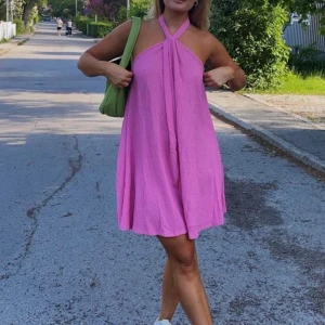 Klänning - Lånade bilder!! Storlek xs! Lappen kvar!! Öppen i ryggen