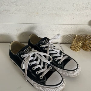 Svarta låga Converse  - Svarta låga Converse all star, strl 37, sparsamt använda. samfraktar gärna med andra plagg🌸