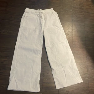 Linnebyxor - Säljer mina jätte fina linne byxor, jag kommer tyvärr inte ihåg märket. Dom är lågmidjade och använda 1 gång❤️ Köparen står för frakt