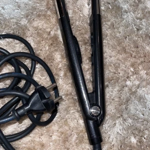 Plattång - Äntligen säljer jag ut min GHD-plattång till er! Den är lätt och plattar håret bra givetvis. Detta är en begagnad plattång som har renats och väl omhändertagen 🌸