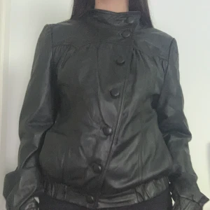 ONLY Skinnjacka 💋 - Only skinnjacka med knappar. Storlek M/L. Bra skick. Broderad text på vänster bröst där det står ”Delicious” men det syns inte så mycket. Frakt är inkluderat i priset 🥰