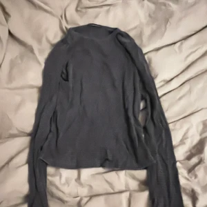 långärmad tröja  - köpt på brandy melville, använt den ganska mycket men tröttnat på den