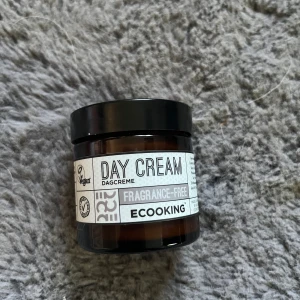 Dagkräm  - Ecooking Dagkräm innehåller hyadisine som ger långvarig fukt och förbättrar hudens struktur. Krämen boostar samtidigt hudens egna kollagen och elastin.    Hyadisine har en långvarig och fuktgivande effekt på huden. Ger direkt en synlig förminskning av fin