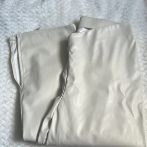 Beiga Skinnbyxor  - Aldrig använt. Slits i slutet av benet på båda sidorna. 