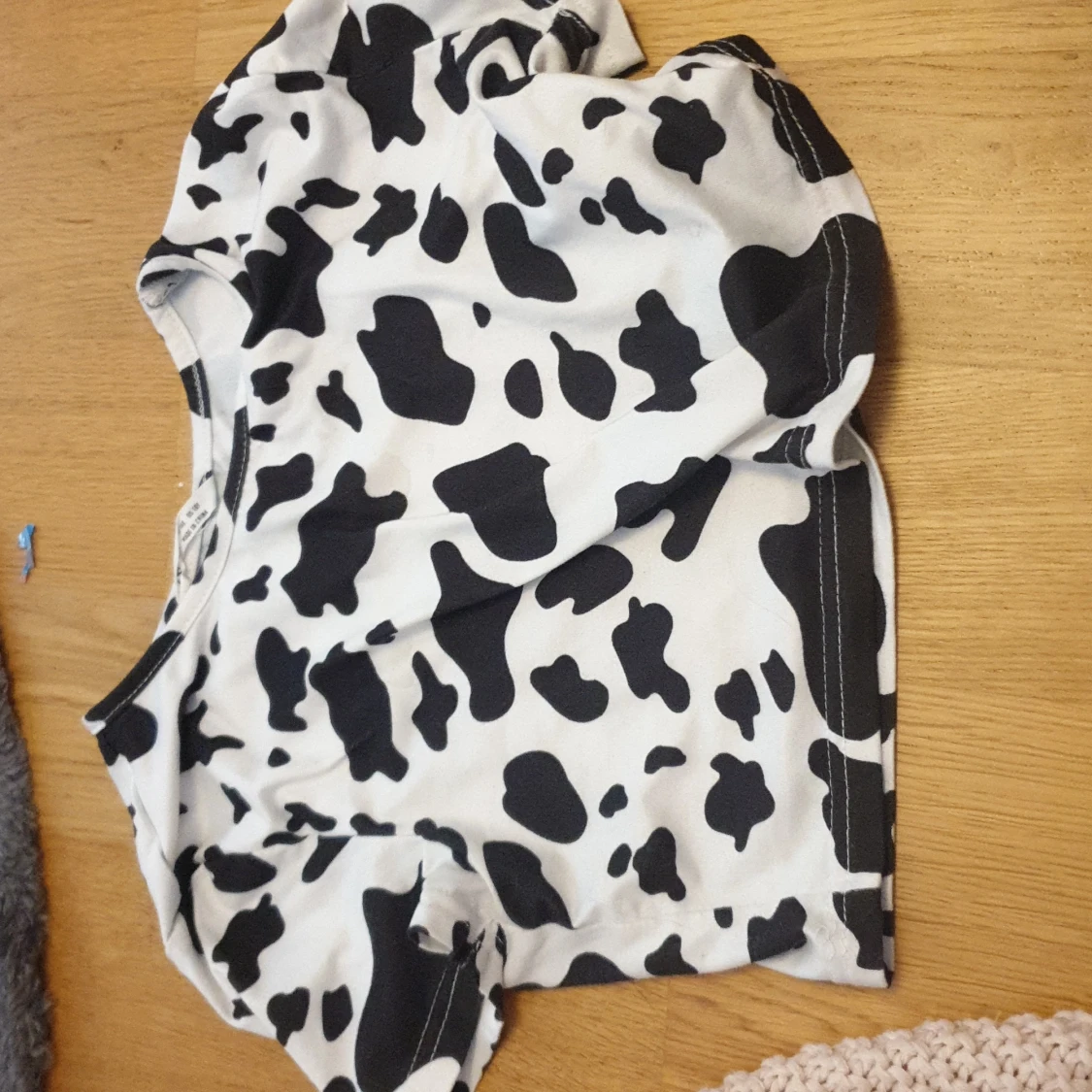 Svart vit ko tröja