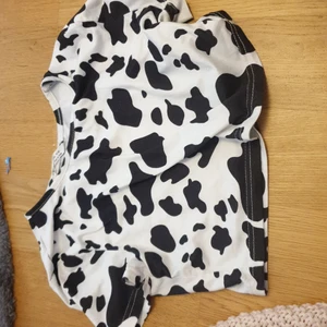 Svart vit ko tröja - En komaggtröja⚡⚡❤ inga skador eller fläckar ❤👍 använd 1 gång⚡❤👍 mitt start pris är 20